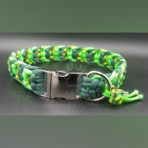 Halsumfang: 39cm  +/-1 Material: Paracord Typ 3 Breite ca.: 2,5 cm Verschluss: Metall-Klickverschluss / Schnalle Beschläge: ZDG  Farben: Dark Green / Neon Green / Gecko Accessoires: 1x Pfote / 2 Perlen silber